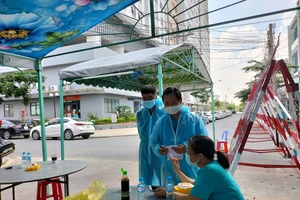 Nhân viên y tế TP Thuận An làm công tác truy vết các trường hợp liên quan ca mắc Covid-19 tại chung cư Marina Tower