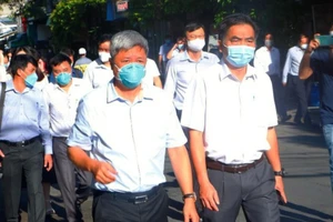 Đoàn công tác của Bộ y tế làm việc đi kiểm tra khu vực nhà trọ tại TP Thuận An
