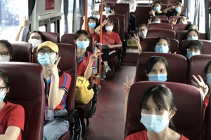 Đoàn cán bộ, sinh viên ĐH Y Hà Nội di chuyển từ sân bay đến tỉnh Bình Dương