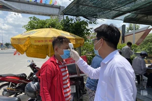 Lực lượng chức năng tỉnh Tây Ninh kiểm tra y tế tại các chốt kiểm dịch