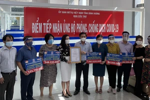 Lãnh đạo Ủy ban MTTQ Việt Nam tỉnh Bình Dương tiếp nhận tài trợ từ Quỹ từ thiện Kim Oanh