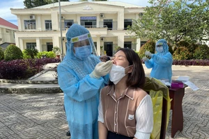 Nhân viên Y tế Tây Ninh lấy mẫu xét nghiệm tầm soát cho người dân