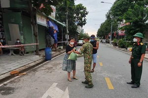 Lực lượng chức năng TP Thuận An khẩn trương phát LTTP cho người dân