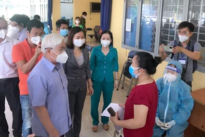 Bí thư Tỉnh ủy Bình Dương Nguyễn Văn Lợi kiểm tra công tác tiêm vaccine ở điểm tiêm TP Thủ Dầu Một
