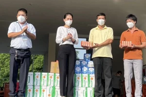 Lãnh đạo Sở GD-ĐT tỉnh Bình Dương thăm, động viên thầy cô giáo tham gia phòng chống dịch