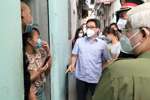 Phó Thủ tướng Vũ Đức Đam kiểm tra công tác phòng chống dịch ở các khu nhà trọ TP Thuận An