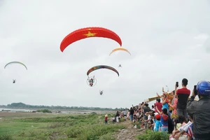 Tây Ninh lần đầu tổ chức biểu diễn dù lượn 