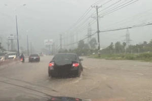 Bình Dương: Quốc lộ 13 lại ngập sau mưa lớn