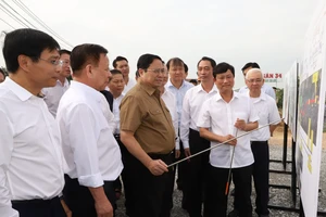 Thủ tướng Phạm Minh Chính nghe báo cáo tình hình về dự án tuyến đường cao tốc TPHCM - Thủ Dầu Một - Chơn Thành