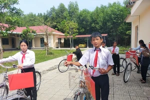 Tây Ninh: Trao tặng xe đạp cho học sinh có hoàn cảnh khó khăn 