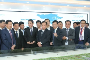 Phó Thủ tướng Lê Minh Khái cùng lãnh đạo 9 địa phương thăm khu công nghiệp VSIP 1