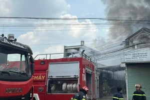 Bình Dương: Dập tắt đám cháy tại cơ sở chứa hàng hóa ở TP Thủ Dầu Một