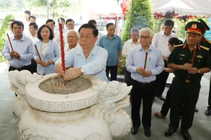 Trưởng Ban Tuyên giáo Trung ương Nguyễn Trọng Nghĩa dâng hương tại Bia tưởng niệm Suối Mạch Máng, TP Dĩ An 