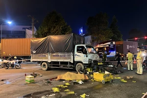 Xe tải tông nhiều xe máy đang dừng đèn đỏ, 1 người chết, 3 người bị thương 