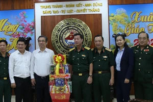 Đồng chí Nguyễn Phước Lộc tặng quà chúc mừng năm mới cán bộ, chiến sĩ Quân đoàn 4