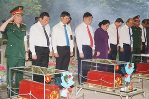Trưởng Ban Tuyên giáo Trung ương Nguyễn Trọng Nghĩa dự lễ truy điệu, an táng hài cốt liệt sĩ