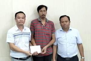 Trao 25 triệu đồng của bạn đọc giúp em Nguyễn Vũ Hải Anh