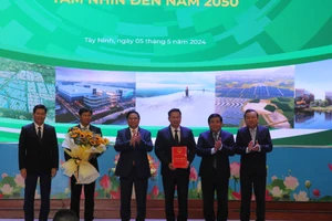 Thủ tướng Phạm Minh Chính tặng hoa chúc mừng lãnh đạo tỉnh Tây Ninh
