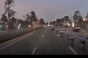 Bình Dương: Xác minh nhóm người đi xe đạp vào làn ô tô