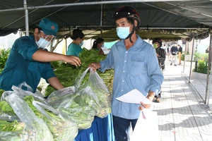 Quân khu 7 tổ chức “Gian hàng 0 đồng” hỗ trợ người khó khăn ở quận Bình Tân