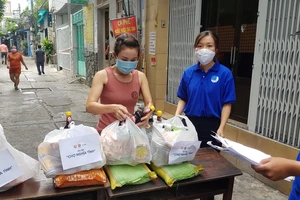 Đoàn viên thanh niên Đoàn phường 11, quận Tân Bình đi chợ giúp người dân. Ảnh: VĂN MINH