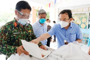 Bí thư Thành ủy TPHCM Nguyễn Văn Nên đi thăm, động viên F0 trong bệnh viện dã chiến