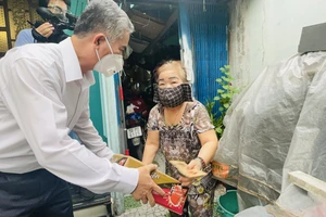 Phó Chủ tịch UBND TPHCM Ngô Minh Châu: TPHCM không để bà con thiếu ăn, thiếu mặc do dịch Covid-19