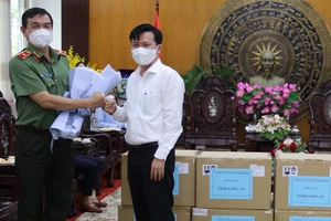 Công an TPHCM trao tặng 5 máy trợ thở và một số thiết bị y tế khác đến UBND tỉnh Long An. Ảnh: BÍCH HẠNH