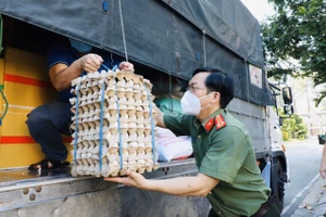 Bà con An Giang hỗ trợ 15 tấn nhu yếu phẩm cho cán bộ, chiến sĩ công an TPHCM