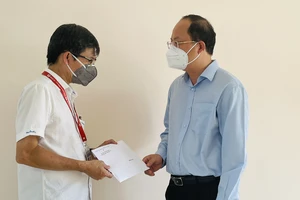 Phó Bí thư Thành ủy TPHCM Nguyễn Hồ Hải thăm hỏi, động viên y bác sĩ ở huyện Củ Chi