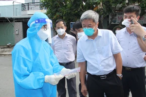 Thứ trưởng Bộ Y tế Nguyễn Trường Sơn kiểm tra công tác phòng, chống dịch Covid-19 tại huyện Bình Chánh