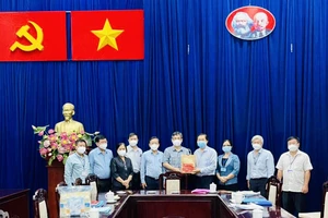 Ban Dân vận Trung ương trao tặng 500 túi thuốc cho F0 tại quận Gò Vấp