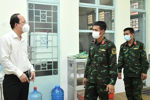 Phó Bí thư Thành ủy TPHCM Nguyễn Hồ Hải thăm hỏi chiến sĩ Sư đoàn Bộ binh 309. Ảnh: VIỆT DŨNG