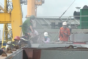 Tàu chở hàng nguyên liệu giấy neo tại Cảng Bến Nghé bốc cháy