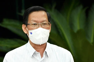 Chủ tịch UBND TPHCM Phan Văn Mãi: Nghiên cứu có “thẻ xanh” vaccine để người dân đi lại