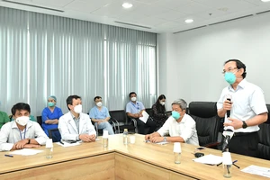 Bí thư Thành ủy TPHCM Nguyễn Văn Nên thăm Bệnh viện Hồi sức Covid-19. Ảnh: VIỆT DŨNG