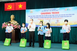 Hội Nông dân TPHCM trao 654 suất học bổng Lương Định Của cho học sinh khó khăn