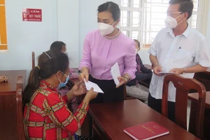 Phó Chủ tịch UBND TPHCM Phan Thị Thắng trao quà cho bà con khó khăn ở xã đảo Thạnh An