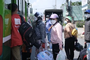 Quận Bình Tân hỗ trợ lần 3 cho người dân trước khi về quê