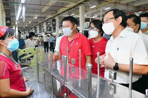 Đồng chí Nguyễn Văn Nên thăm hỏi công nhân Công ty Pouyuen. Ảnh: VIỆT DŨNG
