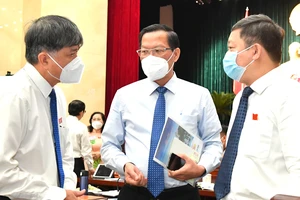 Chủ tịch UBND TPHCM Phan Văn Mãi trao đổi cùng Giám đốc Sở Giáo dục - Đào tạo Nguyễn Văn Hiếu. Ảnh: VIỆT DŨNG