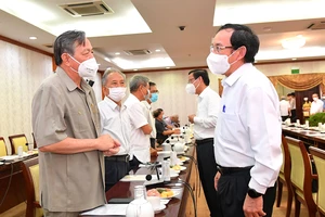 Bí thư Thành ủy TPHCM Nguyễn Văn Nên trao đổi cùng các đồng chí cán bộ cao cấp nghỉ hưu. Ảnh: VIỆT DŨNG