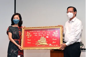 Chủ tịch UBND TPHCM Phan Văn Mãi tặng quà lưu niệm Tập đoàn Vingroup. Ảnh: VIỆT DŨNG