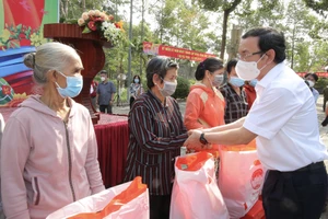 Bí thư Thành ủy TPHCM Nguyễn Văn Nên trao quà cho người nghèo, công nhân tại tỉnh Đồng Nai