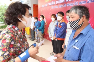 Chủ tịch Ủy ban MTTQ Việt Nam TPHCM trao quà tết cho bà con nghèo tại huyện Bình Chánh