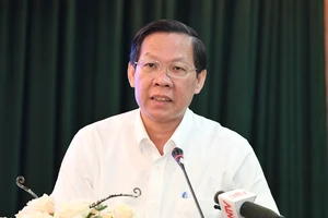 Chủ tịch UBND TPHCM Phan Văn Mãi phát biểu trong buổi họp mặt các giáo sư, phó giáo sư, thầy thuốc tiêu biểu. Ảnh: VIỆT DŨNG