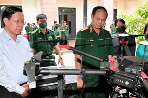 Chủ tịch UBND TPHCM Phan Văn Mãi: Quan tâm đào tạo, bồi dưỡng nhân lực làm công tác kỹ thuật trong quân đội
