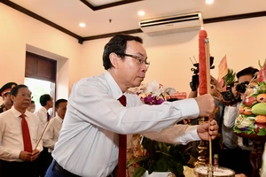 Bí thư Thành ủy TPHCM Nguyễn Văn Nên dâng hương Chủ tịch Hồ Chí Minh tại Bảo tàng Hồ Chí Minh - Chi nhánh TPHCM. Ảnh: VIỆT DŨNG