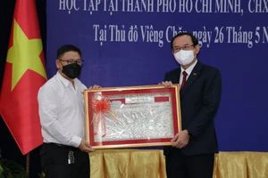 Bí thư Thành ủy TPHCM gặp gỡ cựu sinh viên Lào từng học tại TPHCM