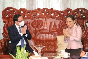 Bí thư Thành ủy TPHCM đến thăm gia đình cố Thủ tướng Lào và cố Chủ tịch Quốc hội Lào